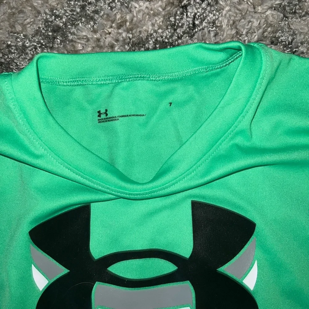 Boys under armour set size 7 (shorts and athletic tshirt) - Picture 2 of 3